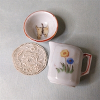 hvid porcelænskande med blomster skål med sommerfugl i porcelæn og oval broderet  lille dug gammelt legetøj til dukkehuset